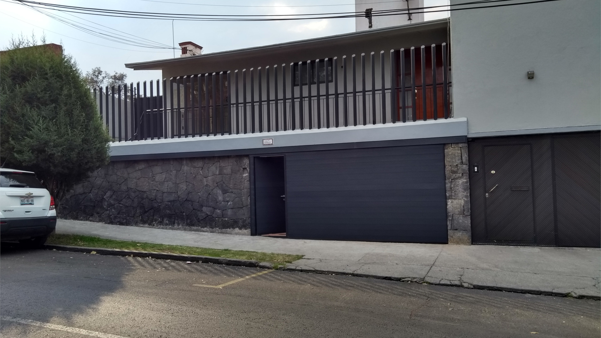 06_Q&A_Lomas_Facade